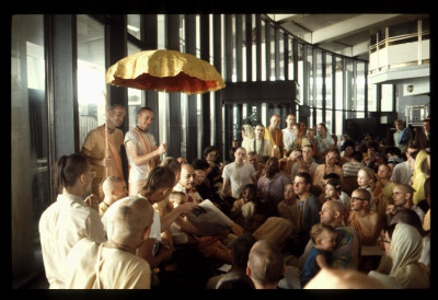 CT15-022 Шрила Прабхупада с учениками в аэропорту