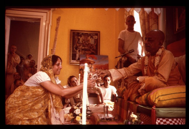 Шрила Прабхупада дает четки своей ученице. Инициация
