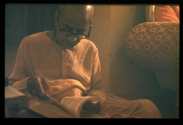 Шрила Прабхупада с книгой