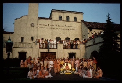 Шрила Прабхупада с учениками в центре ИСККОН, Детройт, США, 1976