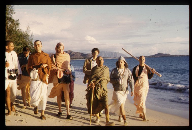 Шрила Прабхупада с учениками на прогулке на берегу океана