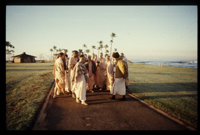 Шрила Прабхупада на утренней прогулке с учениками