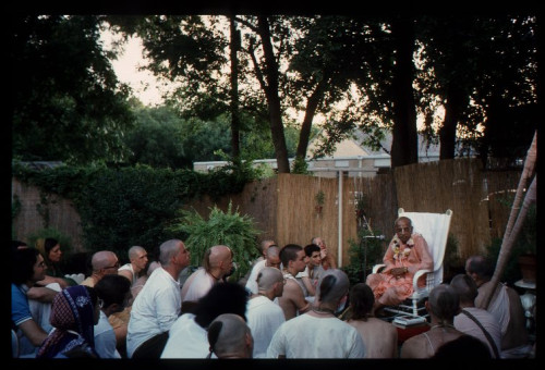 Шрила Прабхупада дает лекцию на открытом воздухе