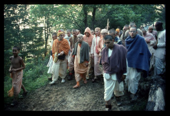 CT34-085 Прабхупада в Новом Вриндаване с учениками, 1976