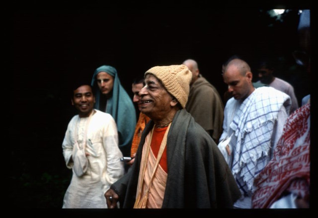 Шрила Прабхупада, Сварупа Дамодара (слева) и др.ученики