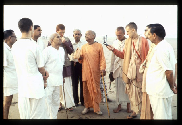Шрила Прабхупада, доктор Патель, гости и ученики на утренней прогулке. Бомбей, Индия.