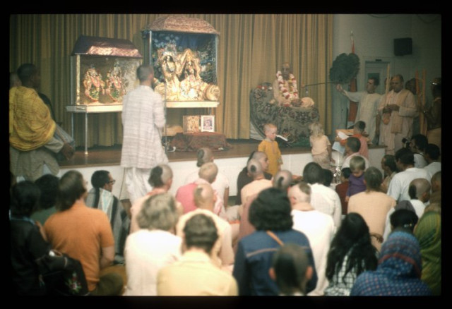 Шрила Прабхупада на сцене с Божествами
