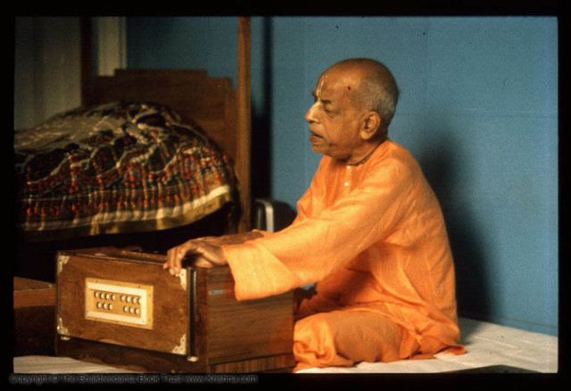 Шрила Прабхупада играет на фисгармонии
