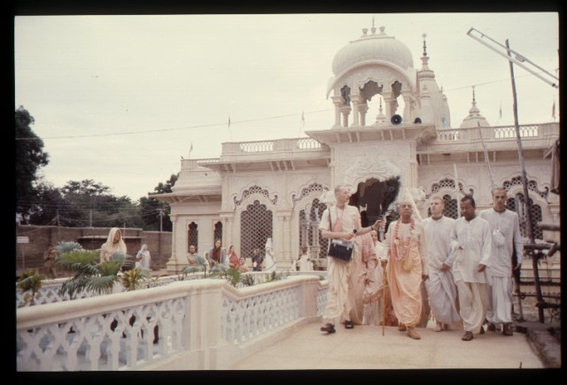 Шрила Прабхупада гуляет во дворе Кришна-Баларам мандира. Вриндавана
