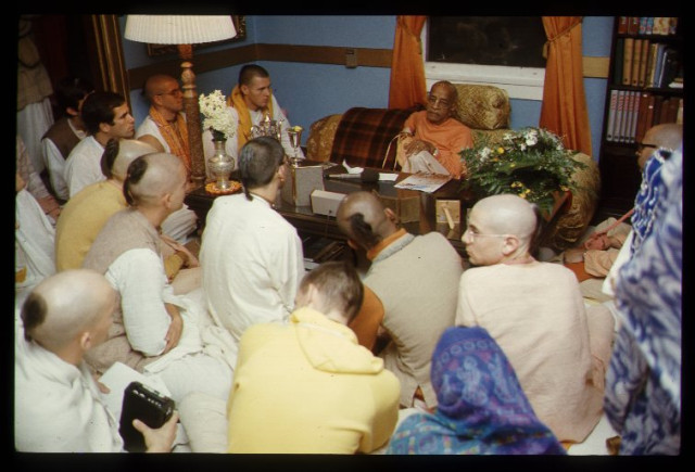 Шрила Прабхупада беседует с учениками