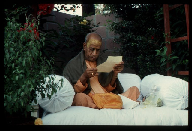 Шрила Прабхупада читает письмо