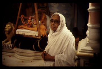 CT62-053 Сестра Прабхупады Пишима 15.11.1977, на следующее утро после ухода ШП во Вриндаване
