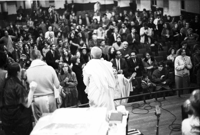 Шрила Прабхупада проповедует на программе в Конвей холле