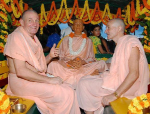Панкаджангхри Прабху и его брат Джананивас прабху с мурти Шрилы Прабхупады