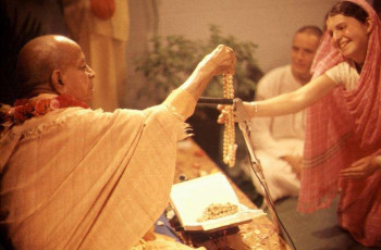 Шрила Прабхупада даёт четки во время инициации