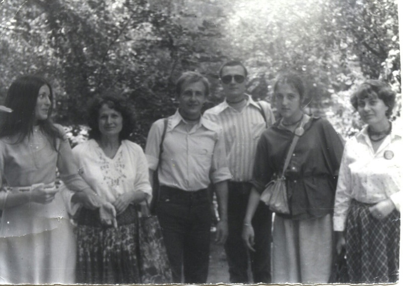 На фото запечатлены героические участники «странствующей санкиртаны» 80-х гг. В центре слева направо: Джапа дА.; Айодхья-пати дА из Таллинна; Шримати Экадаши и Шримати Махамантра.