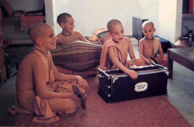 Юные вайшнавы поют киртан в гурукуле ИСККОН во Вриндаване BTG-Dec-1977