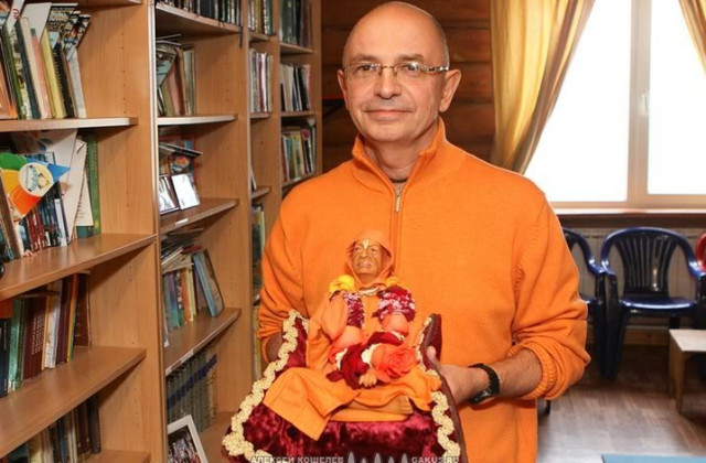Бхакти Вигьяна Госвами держит в руках мурти Шрилы Прабхупады