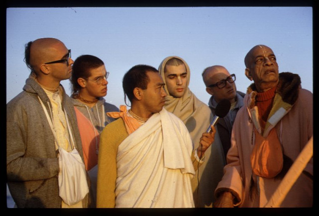 Шрила Прабхупада с учениками на прогулке. С микрофоном Сварупа Дамодара (д-р Сингх)