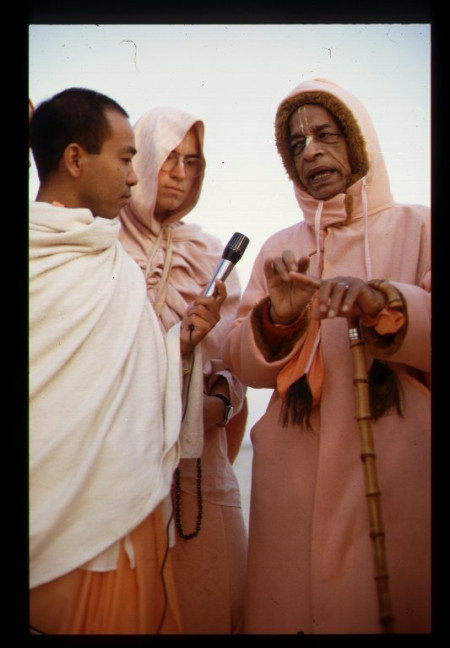Шрила Прабхупада, Сварупа Дамодара дас с микрофоном