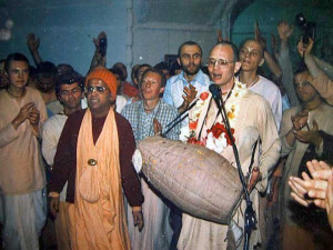 Харикеша Свами ведёт киртан, слева Гопал Кришна Госвами