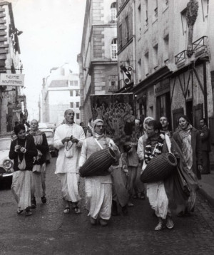 Молодой Индрадьюмна Свами на улицах Парижа в первые годы своего пути в Сознании Кришны