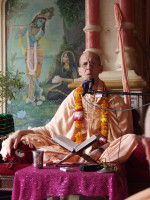 Джаядвайта Свами даёт лекцию во Вриндаване, в 2006 году