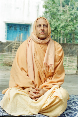 Радханатха Свами сидит