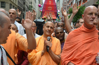 Радханатха Свами и другие преданные на Ратха-ятре в Нью-Йорке