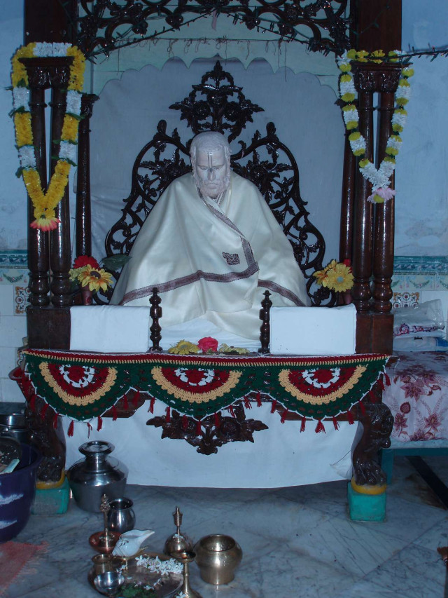 Арча-виграха Бабаджи Махараджа, установленная Шрилой Сарасвати Тхакуром в 1934 году.