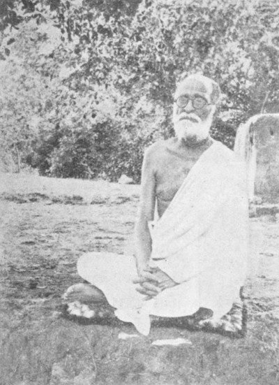 Одна из самых последних фотографий Шрилы Бхактисиддханты Сарасвати Тхакура Прабхупады — во время чатурмасьи 1936 г.