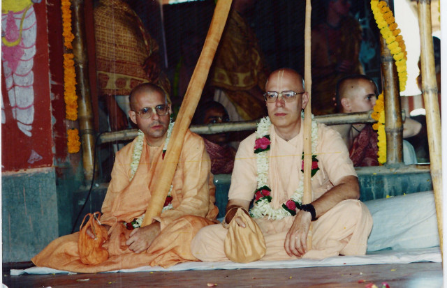 Гирирадж Свами (слева) и Тамал Кришна Госвами. Навадвипа-Мандала парикрама