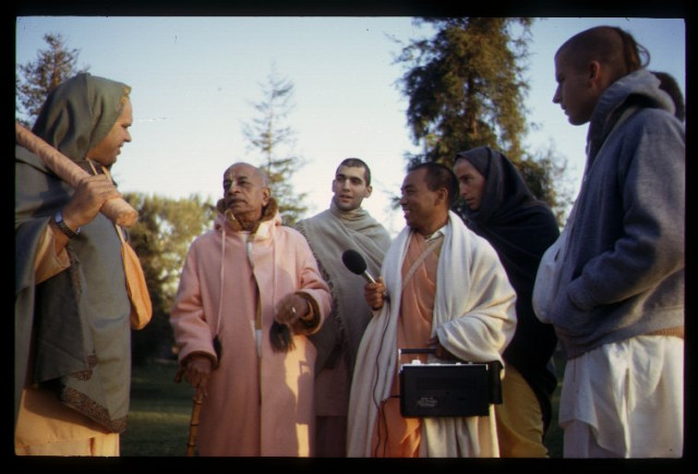 Слева направо: Брахмананда Свами, Шрила Прабхупада, Шрутакирти дас, Сварупа Дамодара дас (Д-р Сингх) и другие ученики