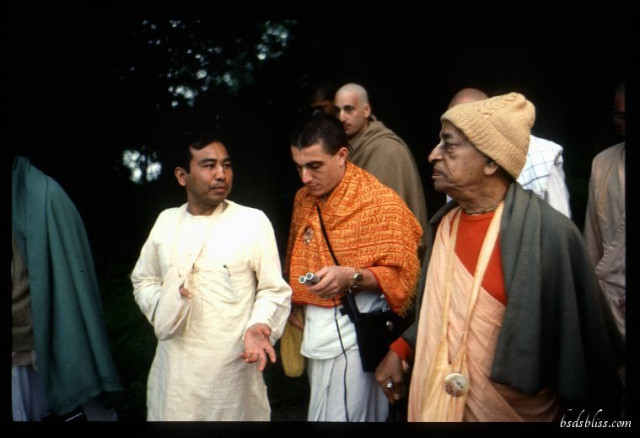 Шрила Прабхупада, Хари Шаури дас, Сварупа Дамодара дас (Д-р Сингх) и другие ученики на утренней прогулке