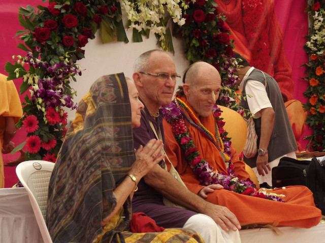 Бхакти Викаша Свами (справа), слева ученица Шрилы Прабхупады Пхалини д.д.