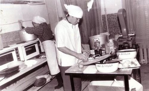 Чайтанья Чандра Чаран дас работает поваром в кафе Санкиртана в Ленинграде