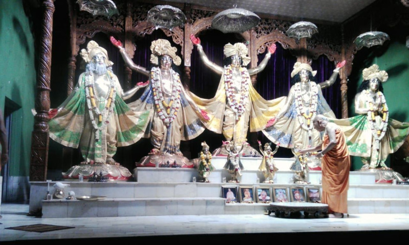 Шрила Гопал Кришна Госвами на Мангала Арати в Майпуре (2019)