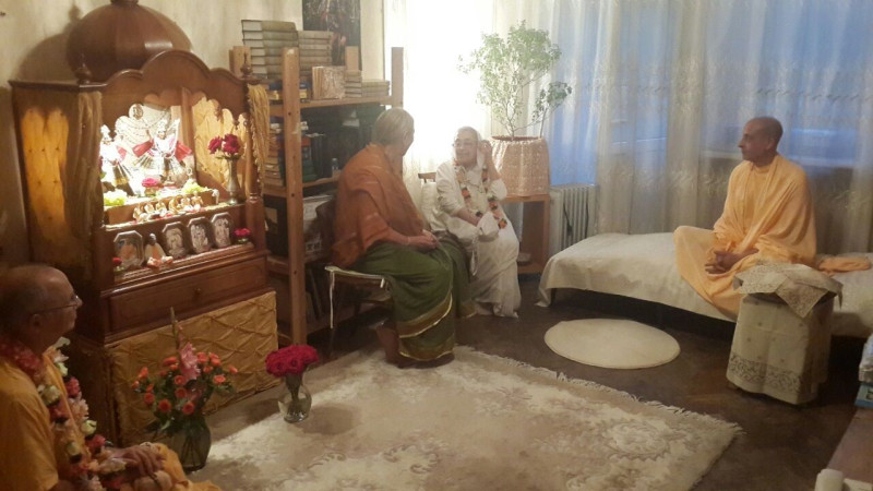 Анандини д.д. беседует с Мандакини д.д. Справа сидит Радханатх Свами, слева Бхакти Вигьяна Госвами