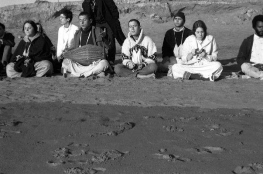 Начало 1968. Киртан на пляже Сан-Франциско. Вишнуджана с мридангой