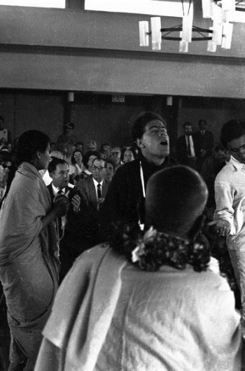 1968 Тамал Кришна танцует перед Прабхупадой