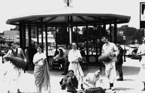 Лето 1968. С мридангами Мукунда, Чидананда, сидят Ямуна и Вишнуджана