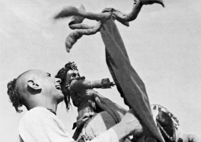 1969. Вишнуджана играет в кукольном театре