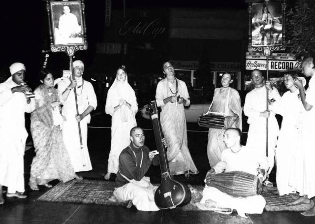 1970 Тамал-Кришна и Вишнуджана ведут ночной киртан