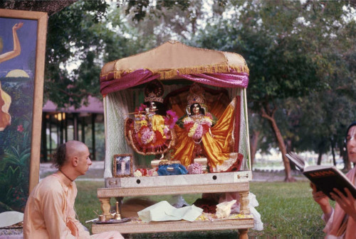 Вишнуджана Свами с Божествами Радха-Дамодара