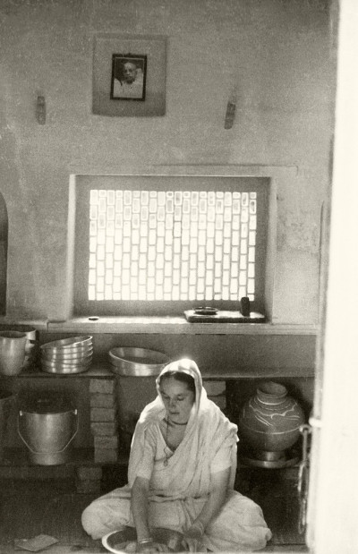 Ямуна делает чапати во Вриндаване для Шрилы Прабхупады. 1972 год