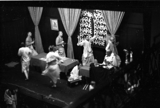 Преданные танцуют во время киртана в Конвей холле