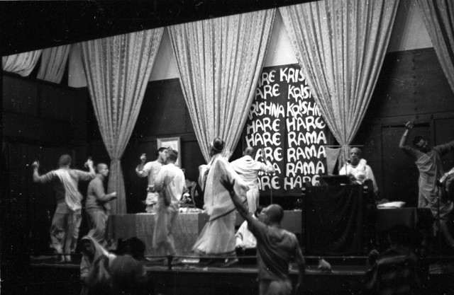 На фото: преданные танцуют во время киртана в Конвей холле