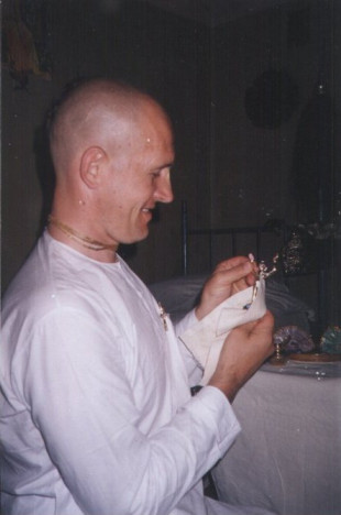 Монах-волонтер готовит освящение алтаря в камере заключенного с разрешения администрации тюрьмы