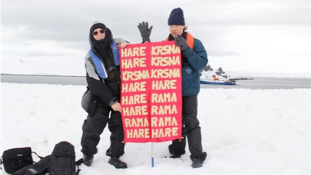 На фото: Кешинатха дас и Тривикрама дас со стягом Маха-мантры на берегу Антарктиды