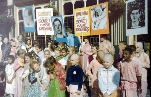 Детский митинг за освобождение советских вайшнавов из тюрем и психбольниц. 